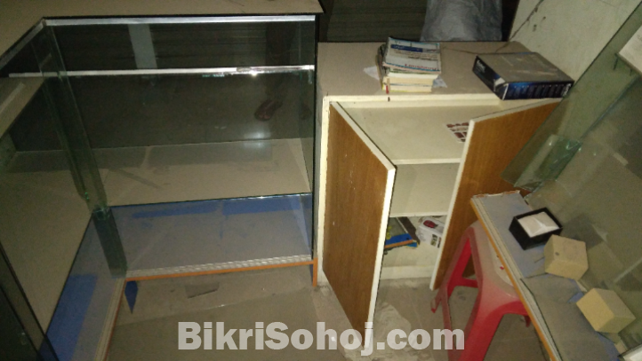 দোকানের ডেকোরেশনস্ বিক্রি হবে।